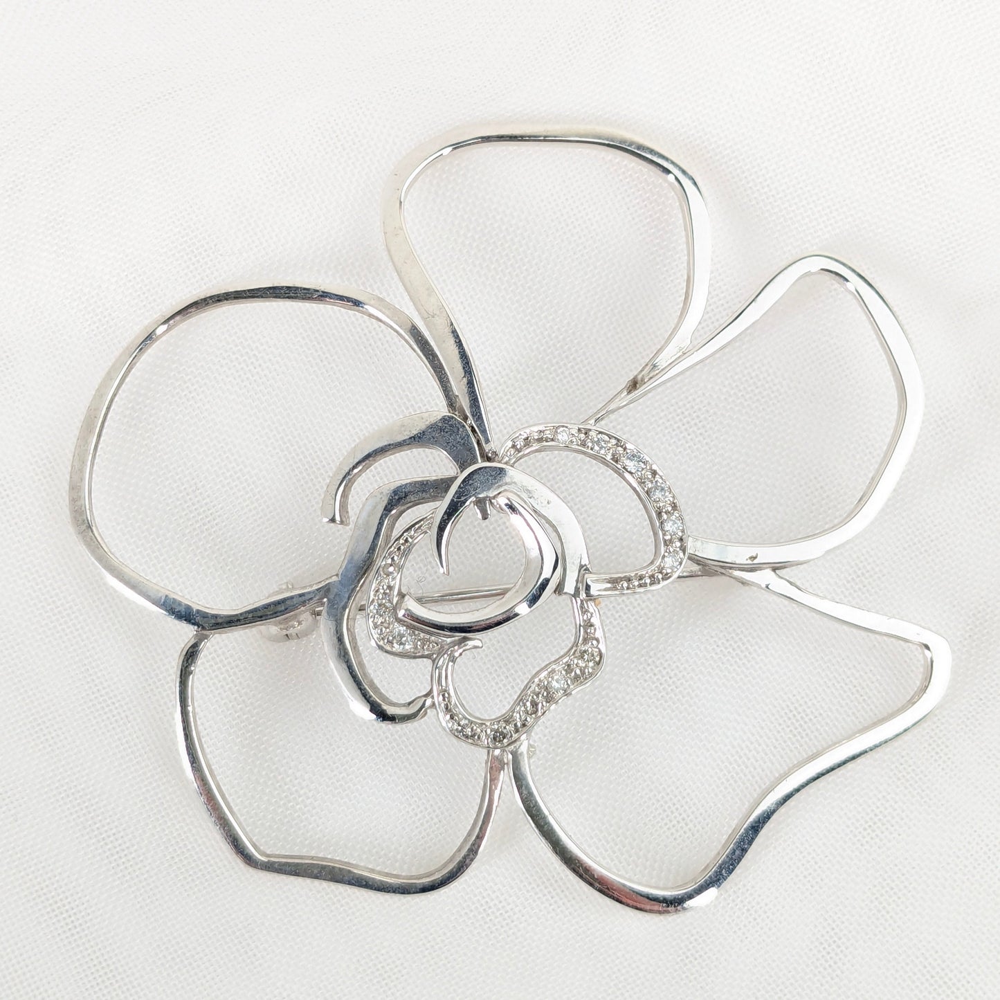 18ct White gold Diamond set Flower Brooch