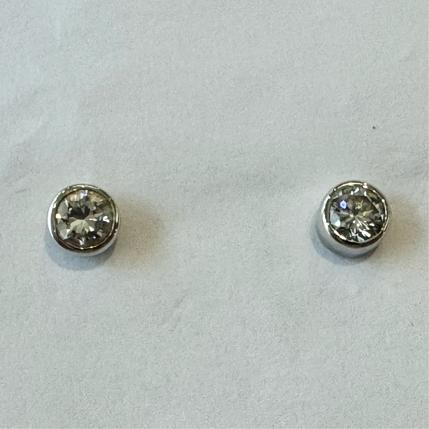 18ct White Gold Diamond Set Stud Earrings Pre-Loved