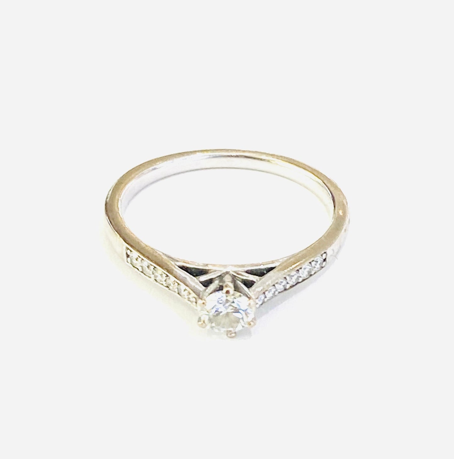 18ct White Gold Certificated Solitaire Diamond Ring with Diamonds on Shoulders Preloved