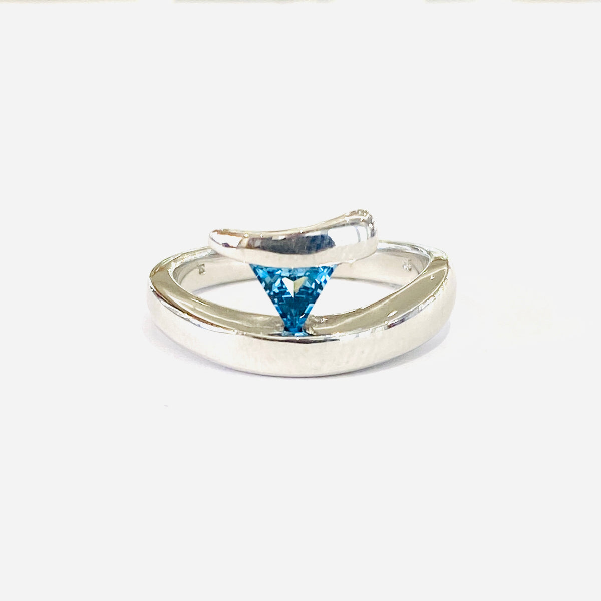 9ct White Gold Blue Topaz Dress Ring