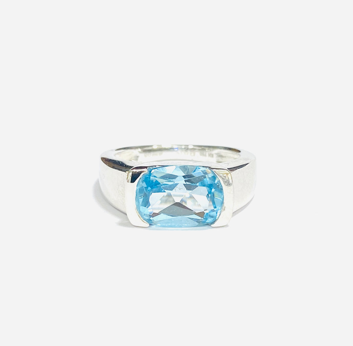 18ct White Gold Blue Topaz Dress Ring