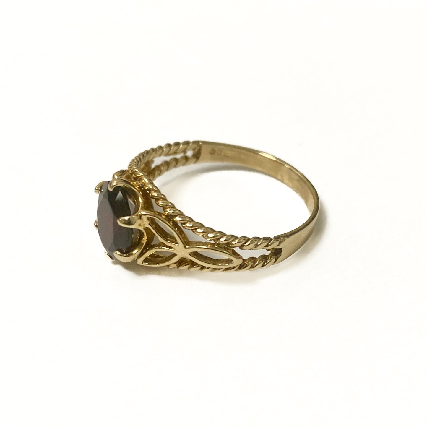 9ct Yellow Gold Garnet Set Ring Pre-Loved