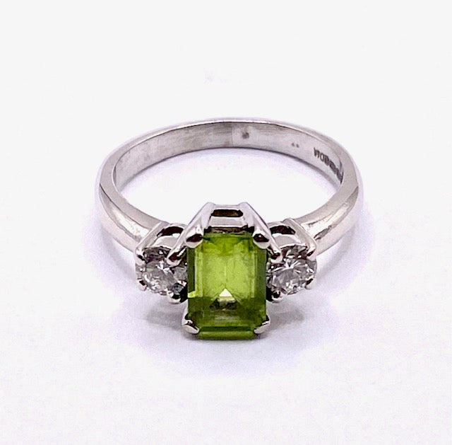 18ct White Gold Peridot and Diamond 3 Stone Ring Pre Loved