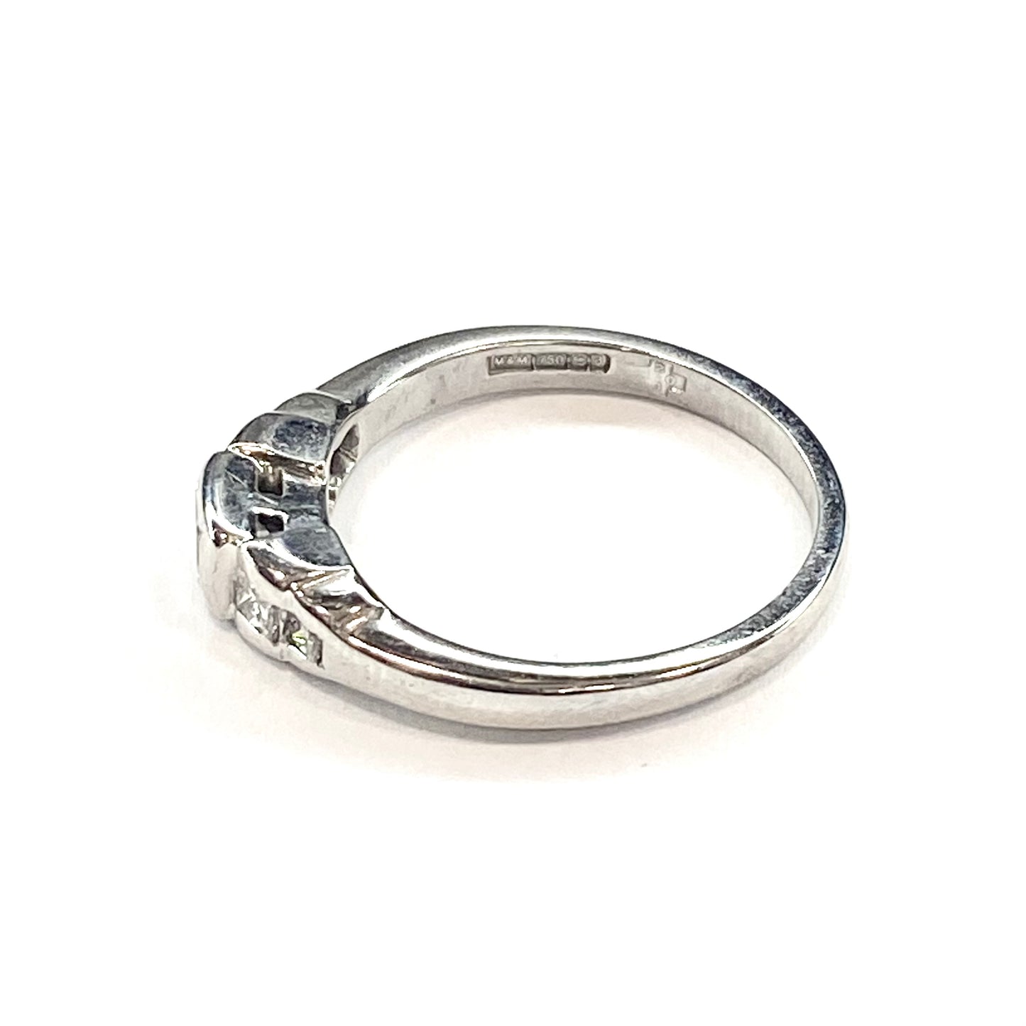 18ct White Gold Diamond Preloved Ring With Diamonds on the Shoulders