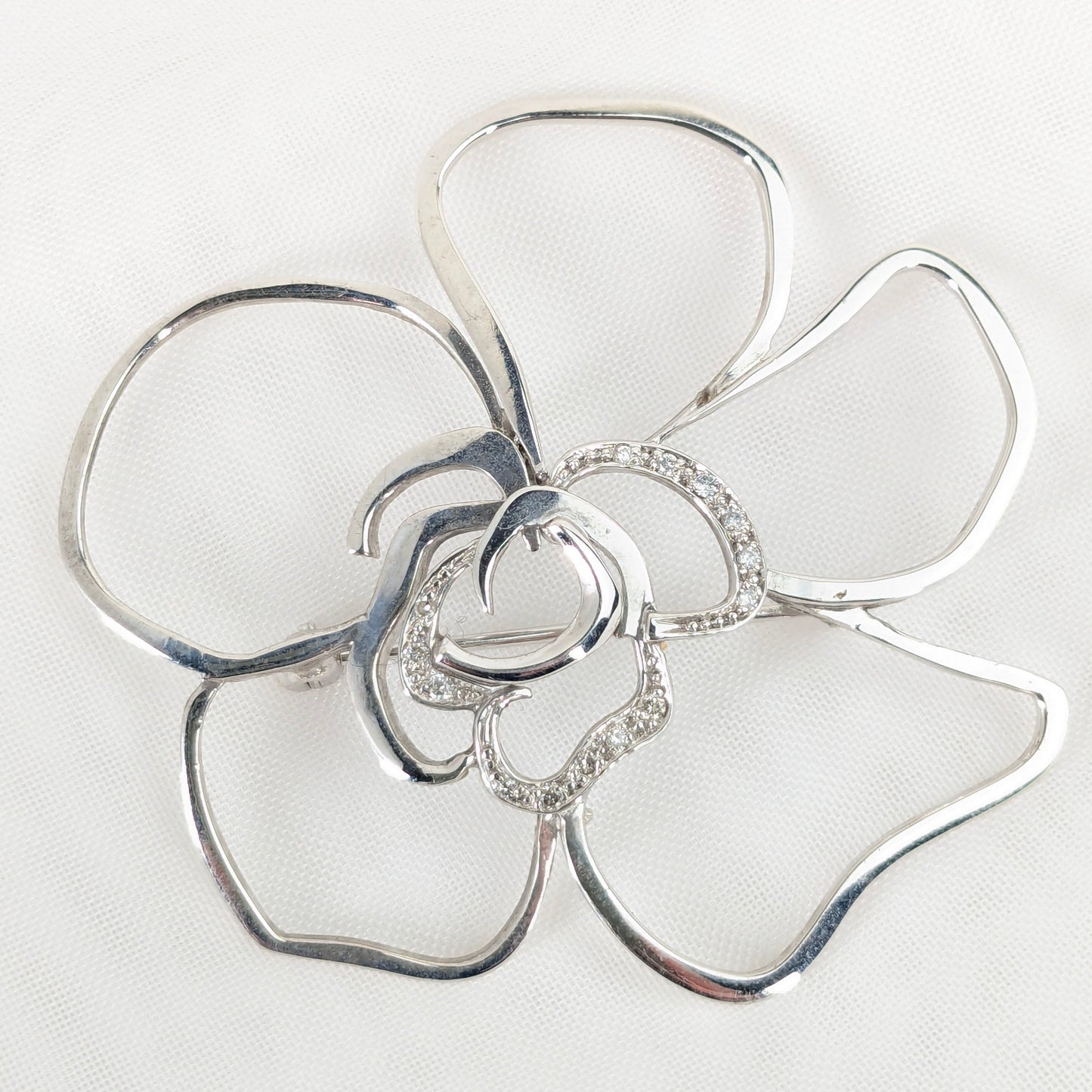 9ct White gold Diamond set Flower Brooch