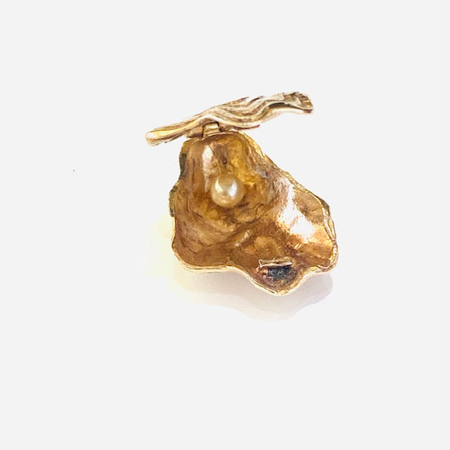 9ct Yellow Gold Clam Shell Charm Pendant Pre Loved
