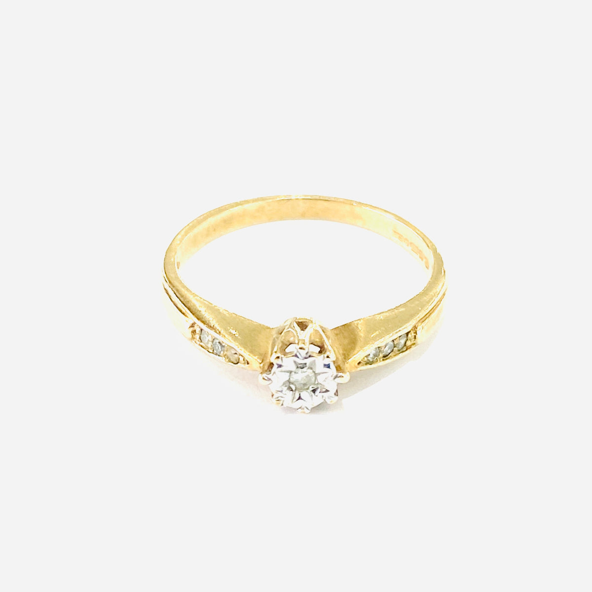 9ct Yellow Gold Solitaire Diamond Ring With Diamonds on Shoulders Preloved