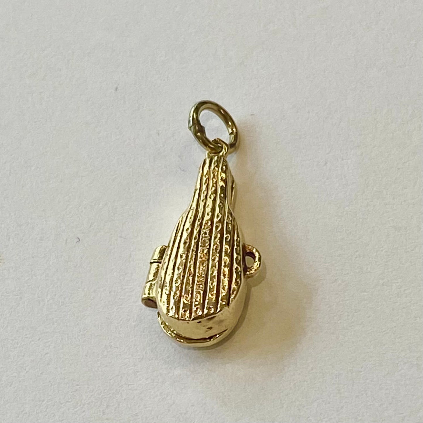 PLCH23 9ct yellow gold Violin case charm pendant 2.1grms