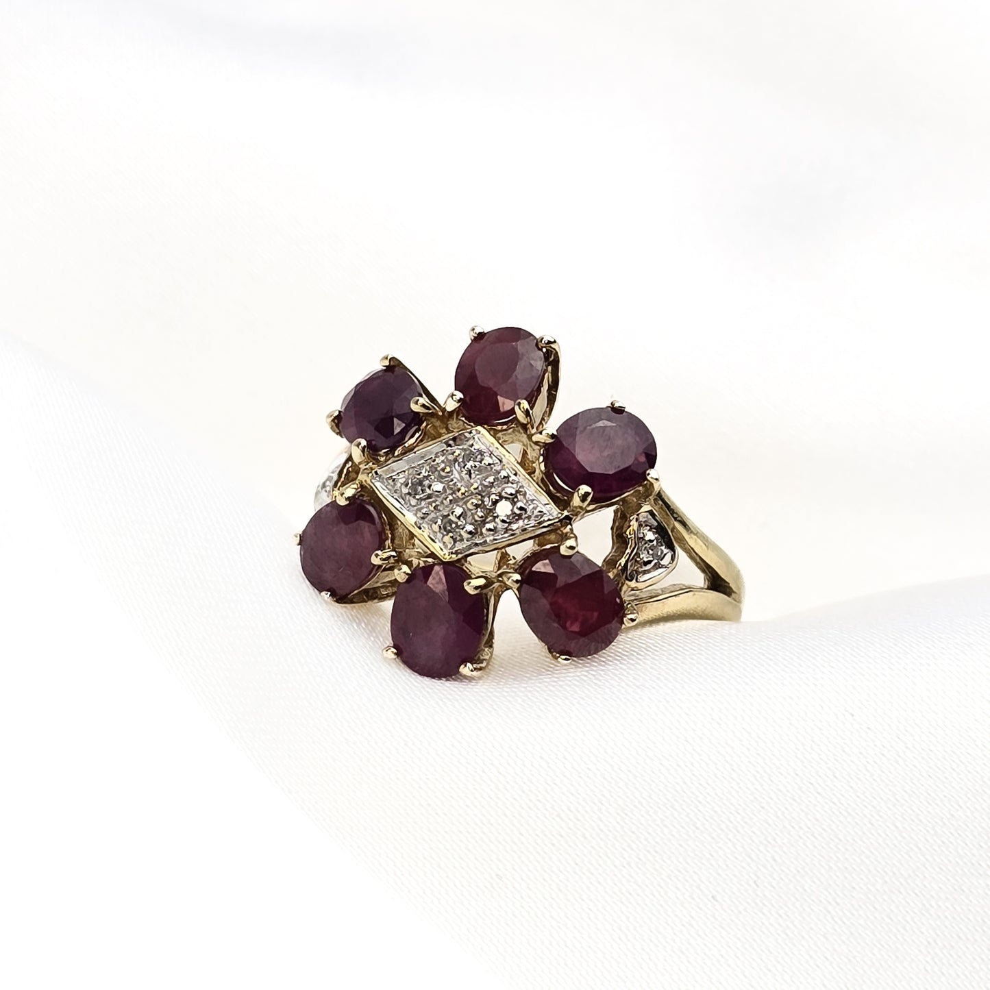 9ct Yellow Gold Ruby Cluster Ring Preloved