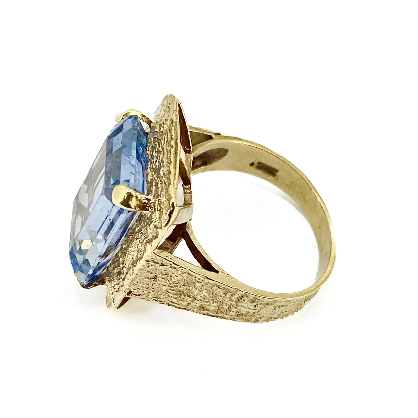 9ct Yellow Gold Large Rectangular Blue Topaz Set Ring Pre Loved