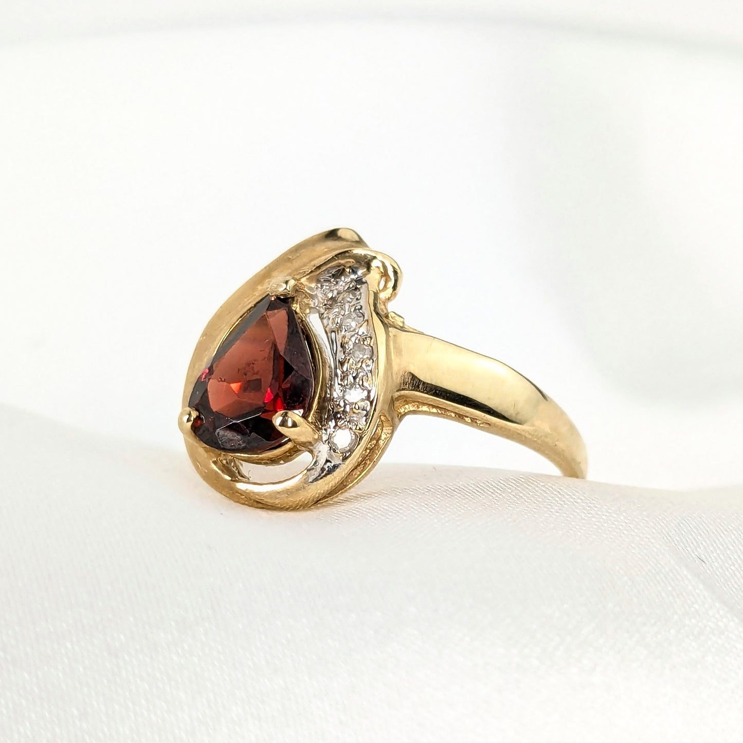 9ct Yellow Gold Garnet Ring - Pre-Loved Ref PLR85