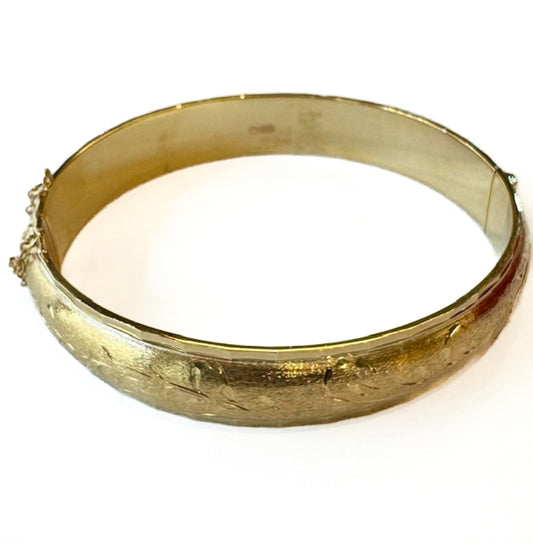 PLB15 9ct Y/G Full Engraved Hinge Bangle with safety chain 17grms