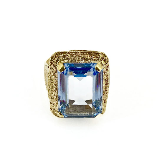 9ct Yellow Gold Large Rectangular Blue Topaz Set Ring Pre Loved